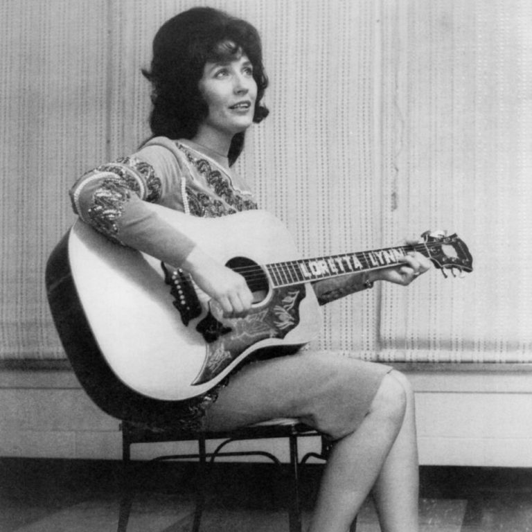 It Was 50 Years Ago Today Loretta Lynn Hits 1 With "Don't Come Home A